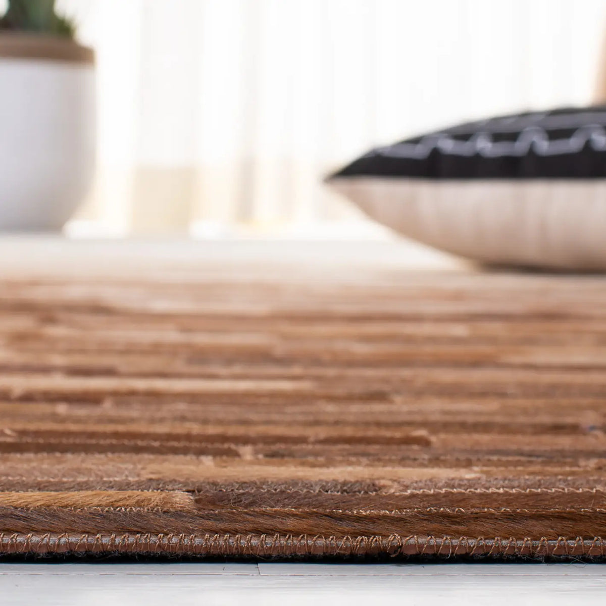 Safavieh Studio Leather 4'-0" x 6'-0" Rug in Ivory / Brown
