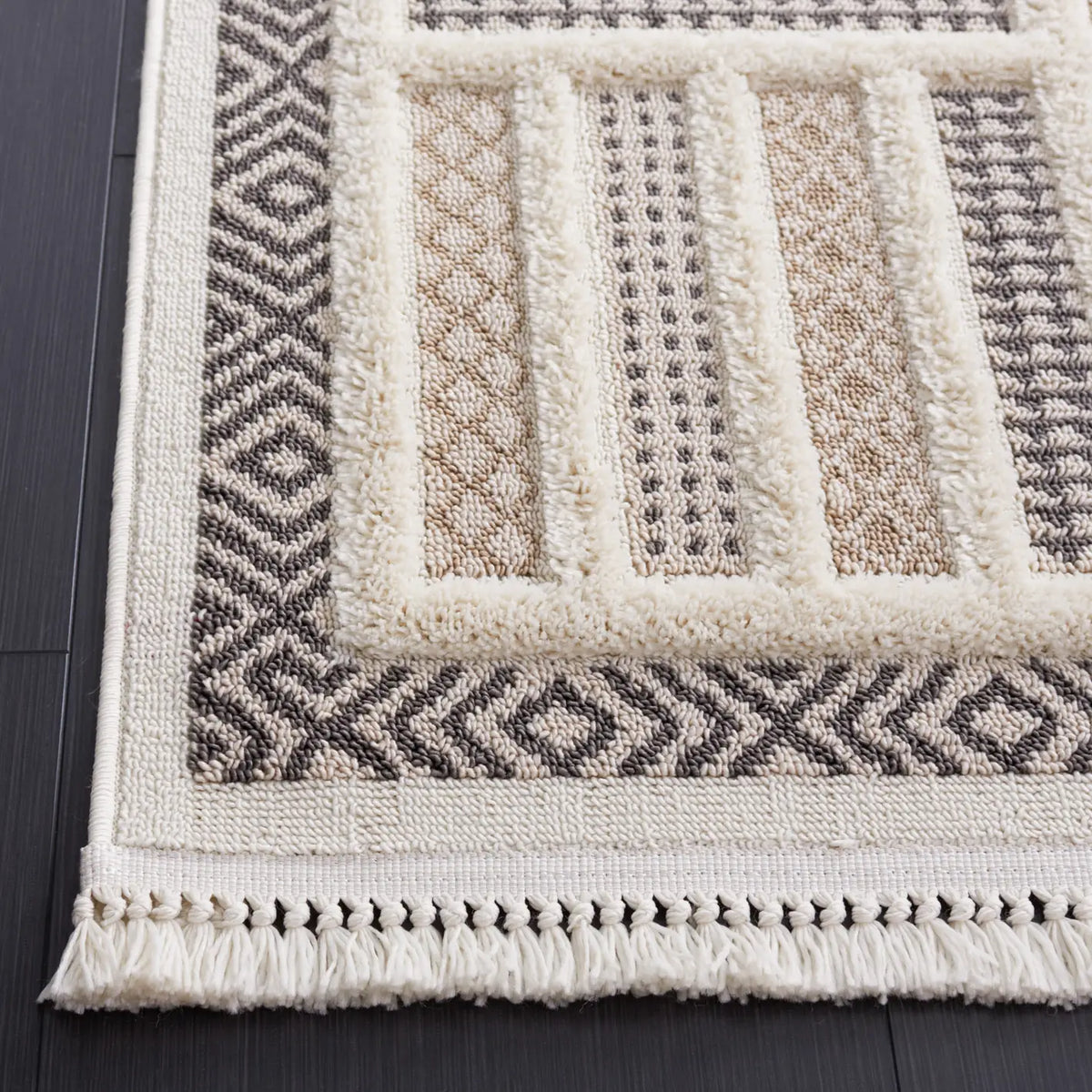Safavieh Urban 4'-0" x 6'-0" Rug in Beige / Ivory