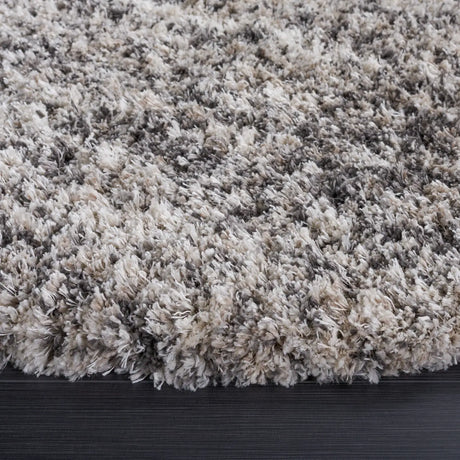 Safavieh Iceland Shag 6'-7" x 6'-7" Rug in Cream / Grey
