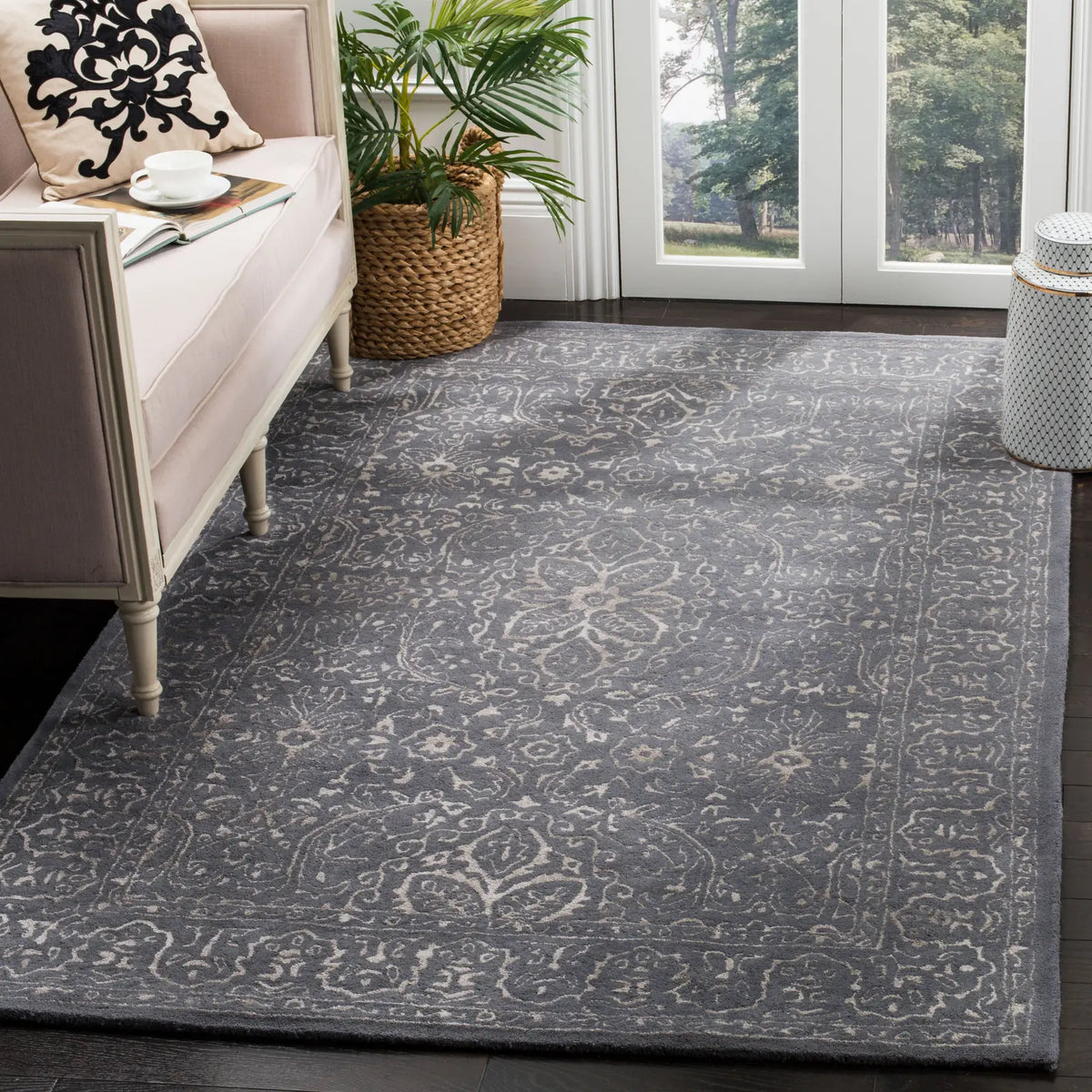 Safavieh Glamour 4'-0" x 6'-0" Rug in Steel / Blue