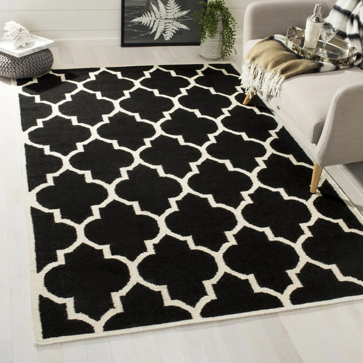 Safavieh Dhurries 4'-0" x 6'-0" Rug in Black / Ivory