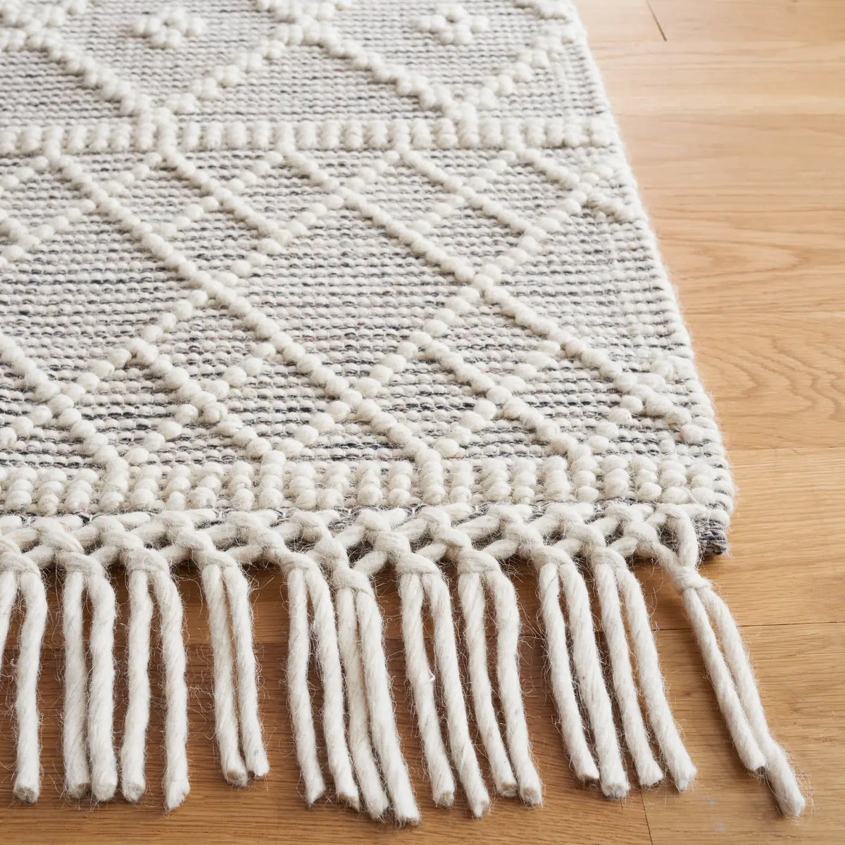 Safavieh Vermont 4'-0" x 6'-0" Rug in Ivory / Grey