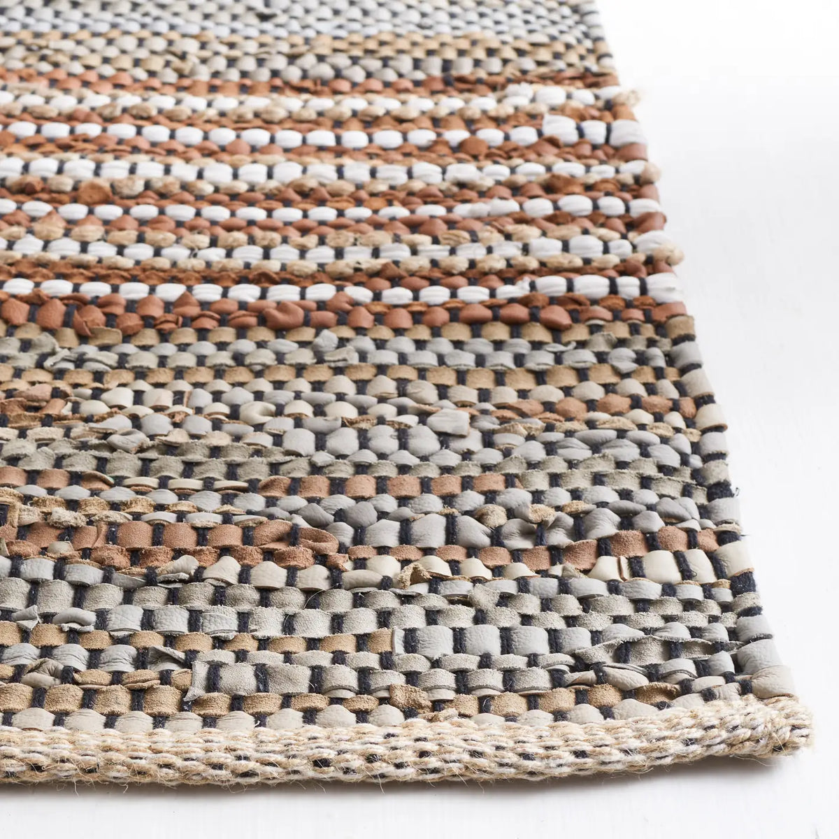 Safavieh Vintage Leather 4'-0" x 6'-0" Rug in Beige / Natural