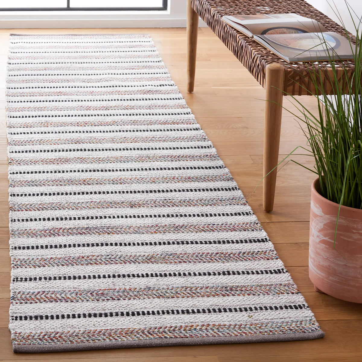 Safavieh Montauk 2'-3" x 9'-0" Rug in Grey / Ivory