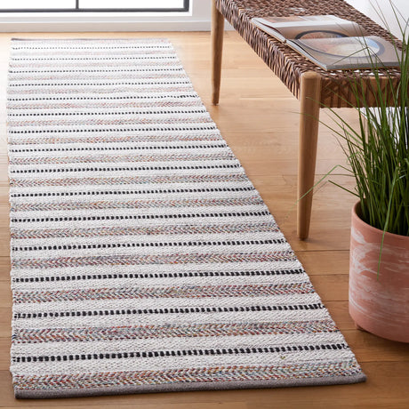 Safavieh Montauk 2'-3" x 9'-0" Rug in Grey / Ivory