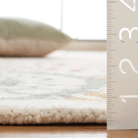 Safavieh Metro 4'-0" x 6'-0" Rug in Ivory / Grey