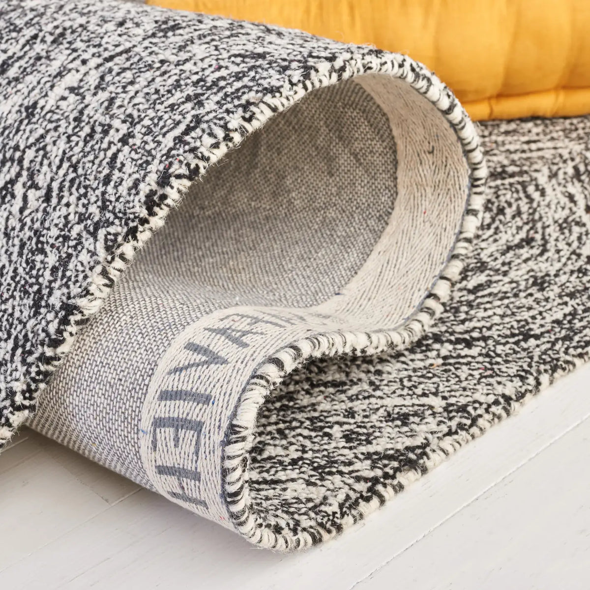 Safavieh Micro-Loop 5'-0" x 8'-0" Rug in Black / Ivory