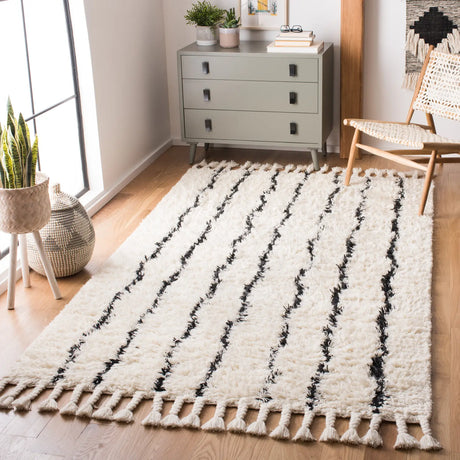 Safavieh Casablanca 5'-0" x 8'-0" Rug in Black / Ivory