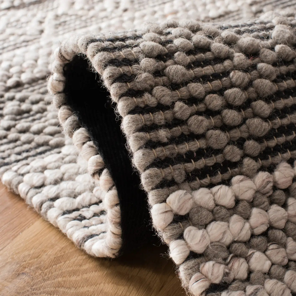 Safavieh Natura 5'-0" x 8'-0" Rug in Silver