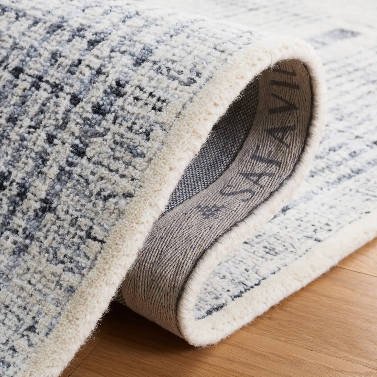 Safavieh Metro 4'-0" x 6'-0" Rug in Light Grey / Ivory