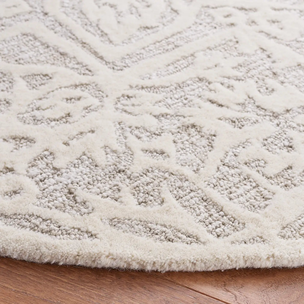 Safavieh Antiquity 6'-0" x 6'-0" Rug in Silver / Ivory