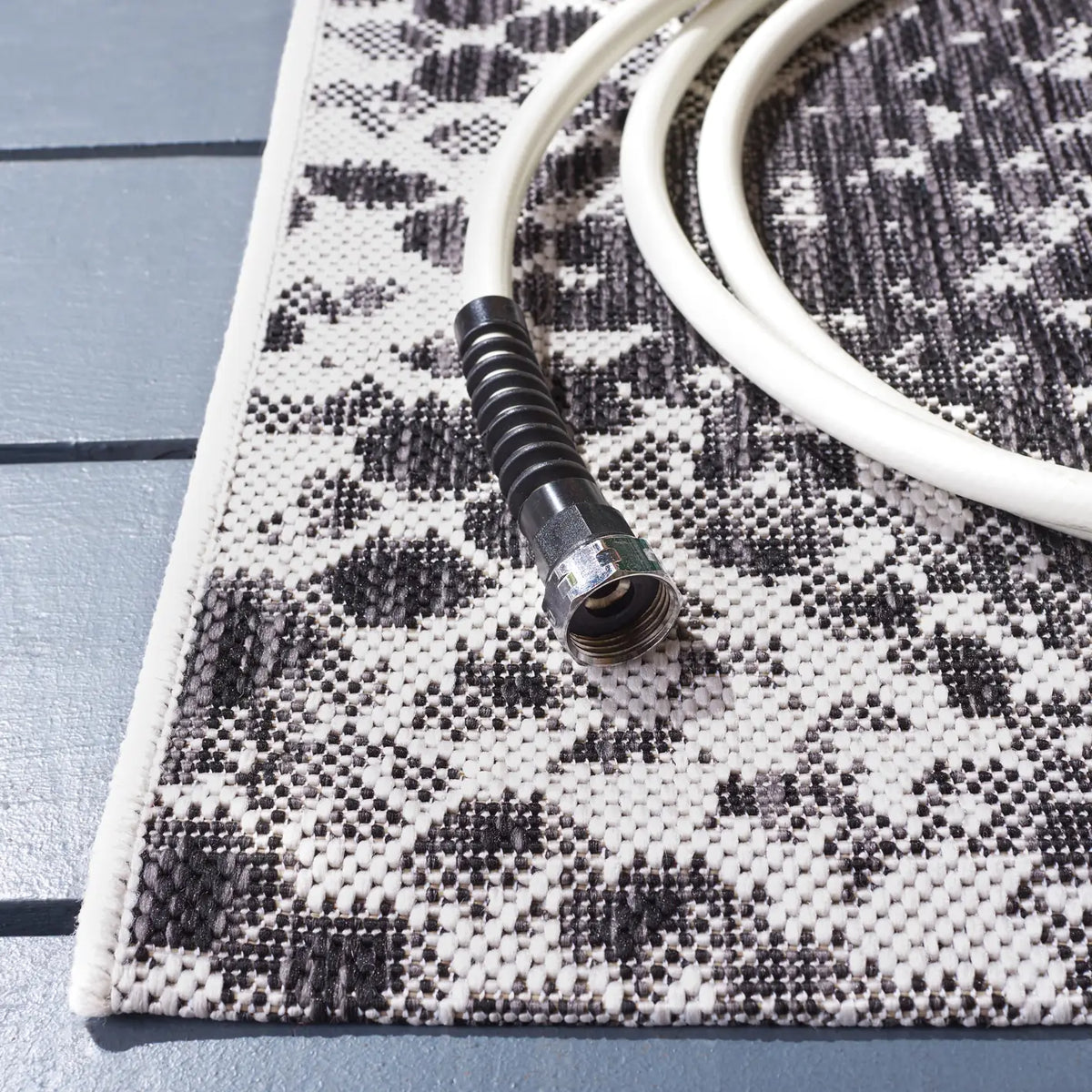 Safavieh Courtyard 4'-5" x 6'-5" Rug in Grey / Black