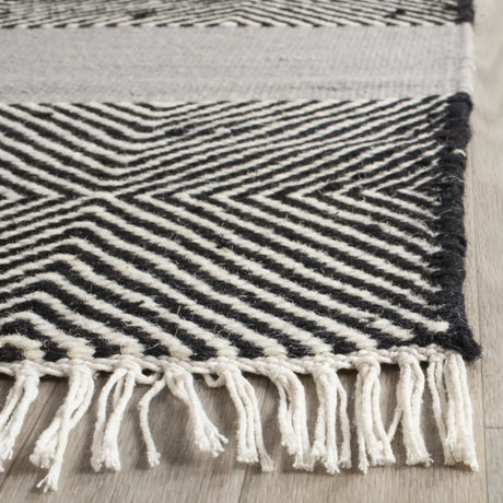 Safavieh Kilim 5'-0" x 8'-0" Rug in Grey / Black