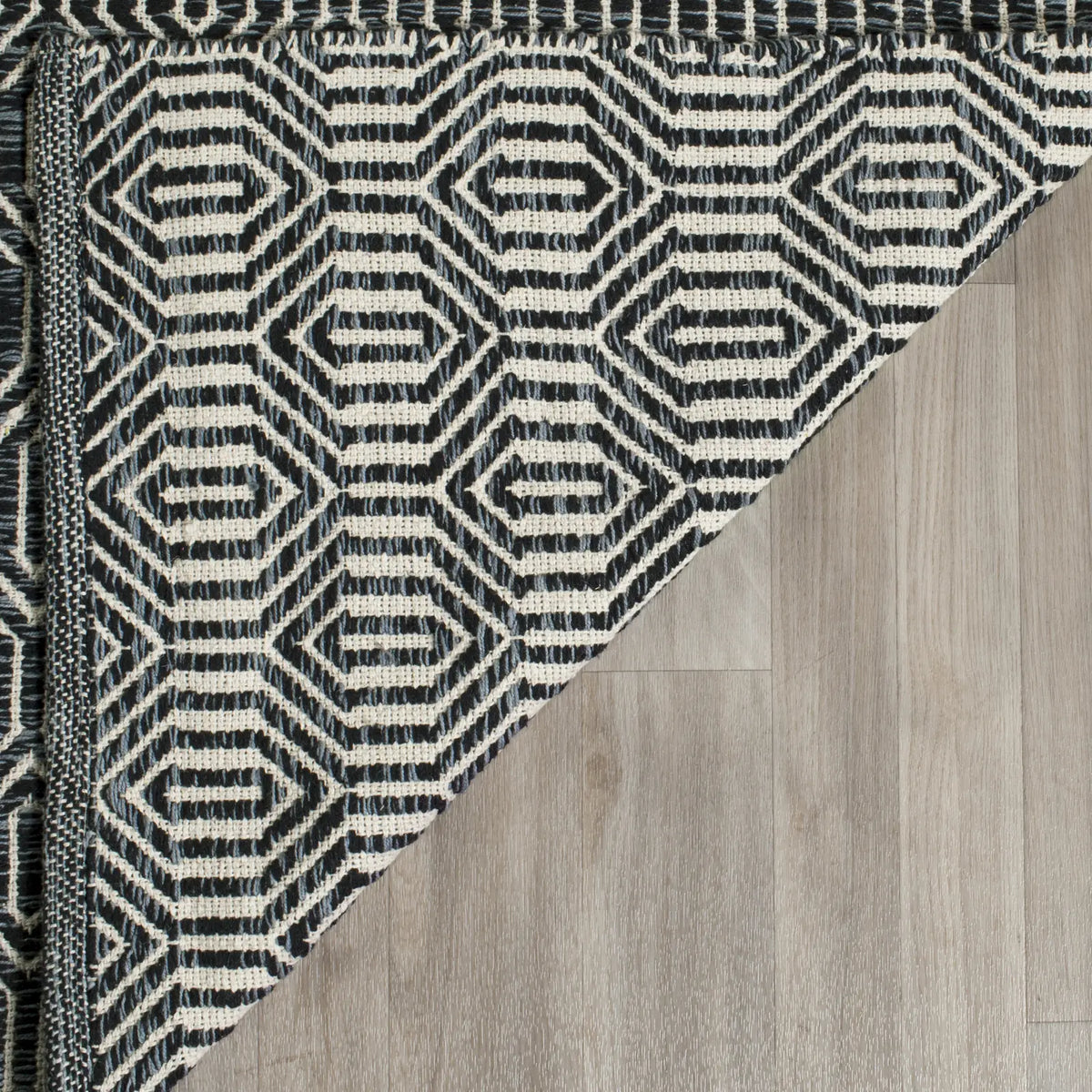 Safavieh Montauk 5'-0" x 7'-0" Rug in Ivory / Dark Grey
