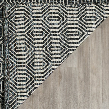 Safavieh Montauk 5'-0" x 7'-0" Rug in Ivory / Dark Grey