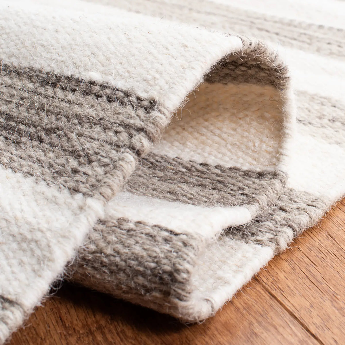 Safavieh Dhurries 4'-0" x 6'-0" Rug in Brown / Ivory