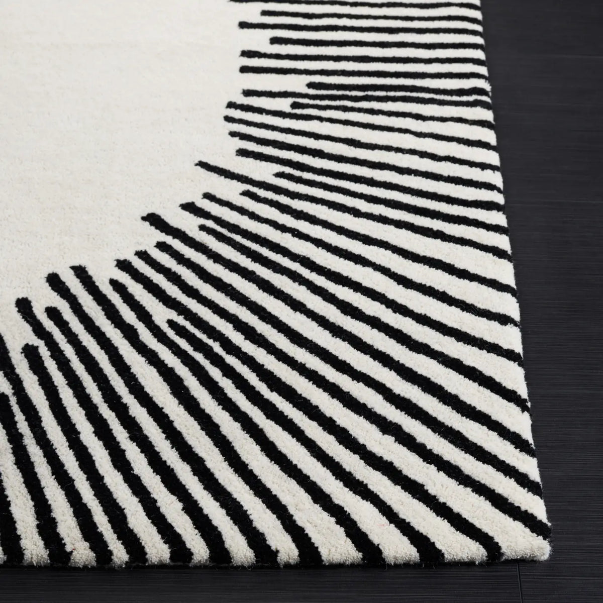 Safavieh Fifth Avenue 4'-0" x 6'-0" Rug in Ivory / Black