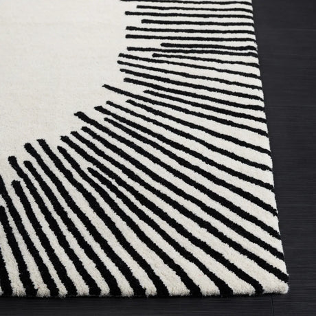 Safavieh Fifth Avenue 4'-0" x 6'-0" Rug in Ivory / Black