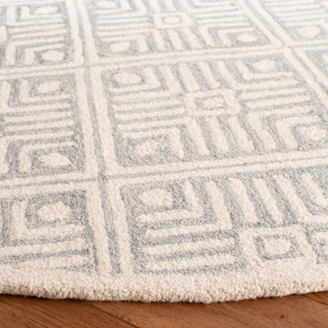 Safavieh Micro-Loop 5'-0" x 5'-0" Rug in Grey / Ivory