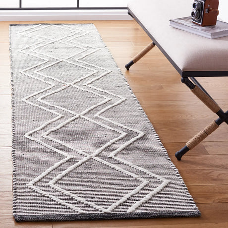 Safavieh Kilim 2'-3" x 9'-0" Rug in Black / Ivory