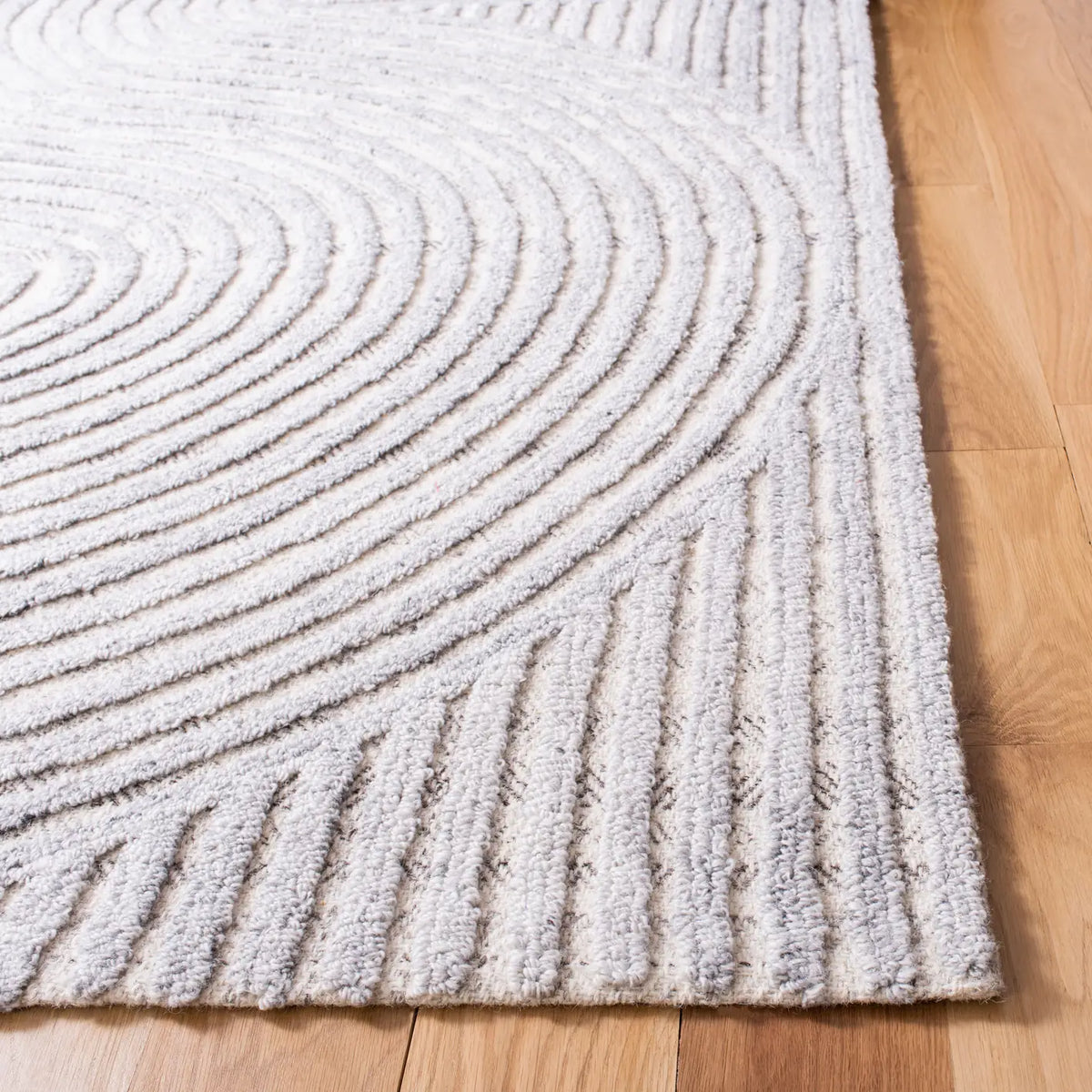 Safavieh Southampton 4'-0" x 6'-0" Rug in Grey