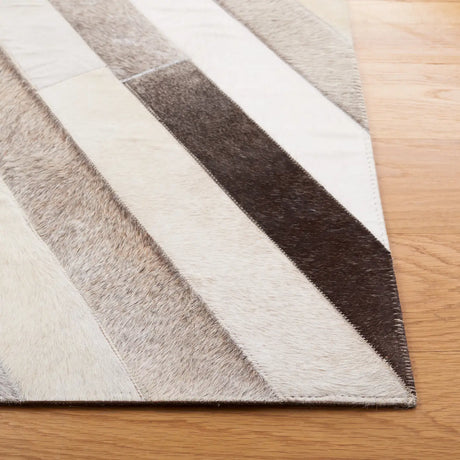 Safavieh Studio Leather 4'-0" x 6'-0" Rug in Grey / Brown