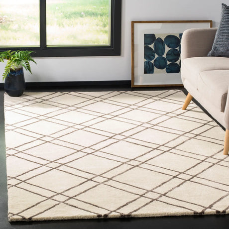 Safavieh Himalaya 4'-0" x 6'-0" Rug in Ivory / Dark Grey