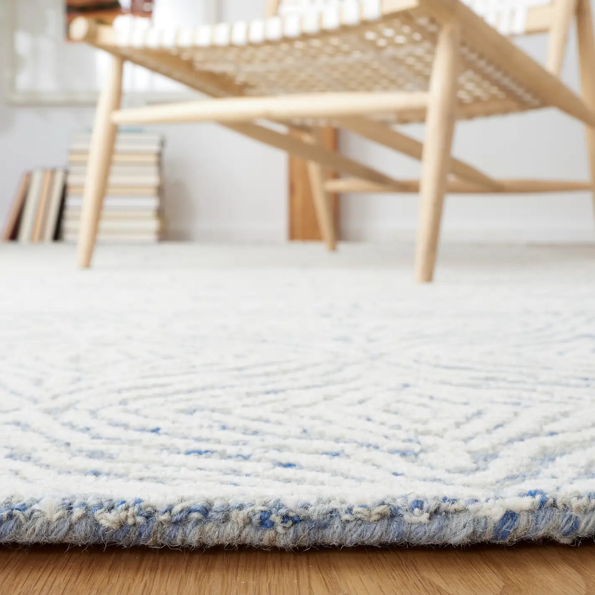 Safavieh Metro 4'-0" x 6'-0" Rug in Blue / Ivory