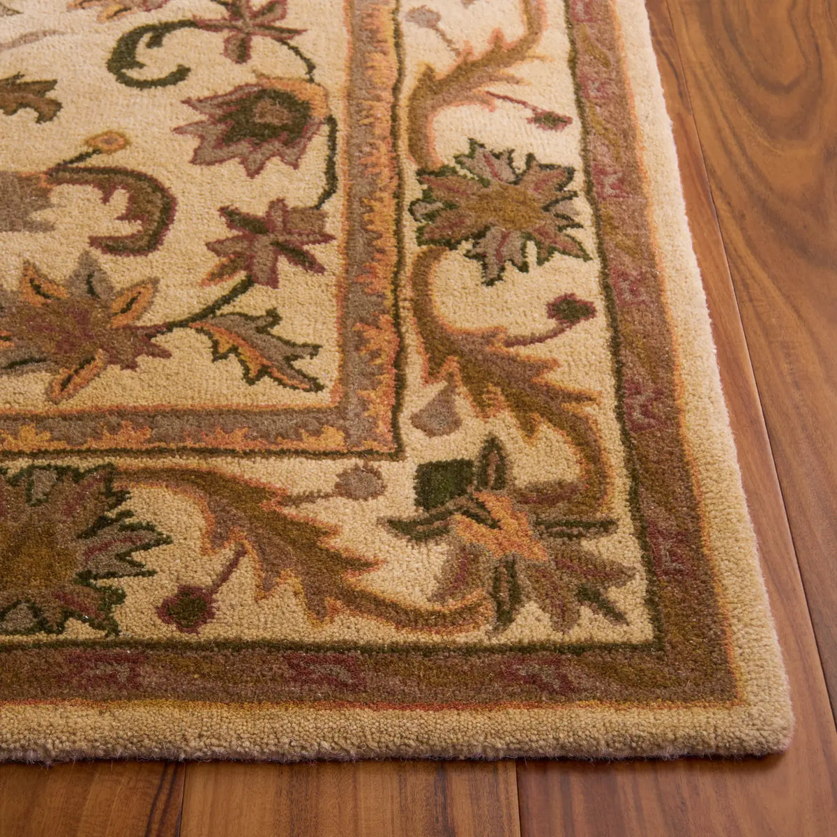 Safavieh Antiquity 4'-0" x 6'-0" Rug in Gold