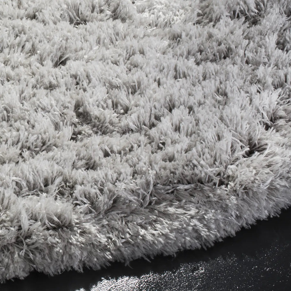 Safavieh Polar Shag 5'-1" x 5'-1" Rug in Silver