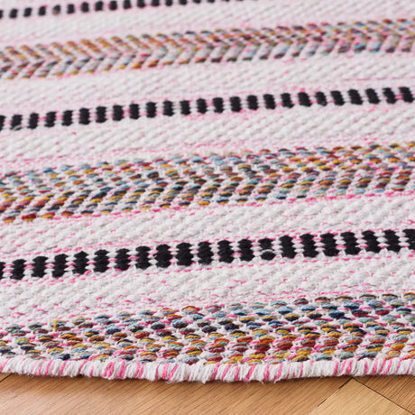 Safavieh Montauk 6'-0" x 6'-0" Rug in Pink / Ivory
