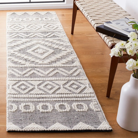 Safavieh Natura 2'-3" x 8'-0" Rug in Black / Ivory