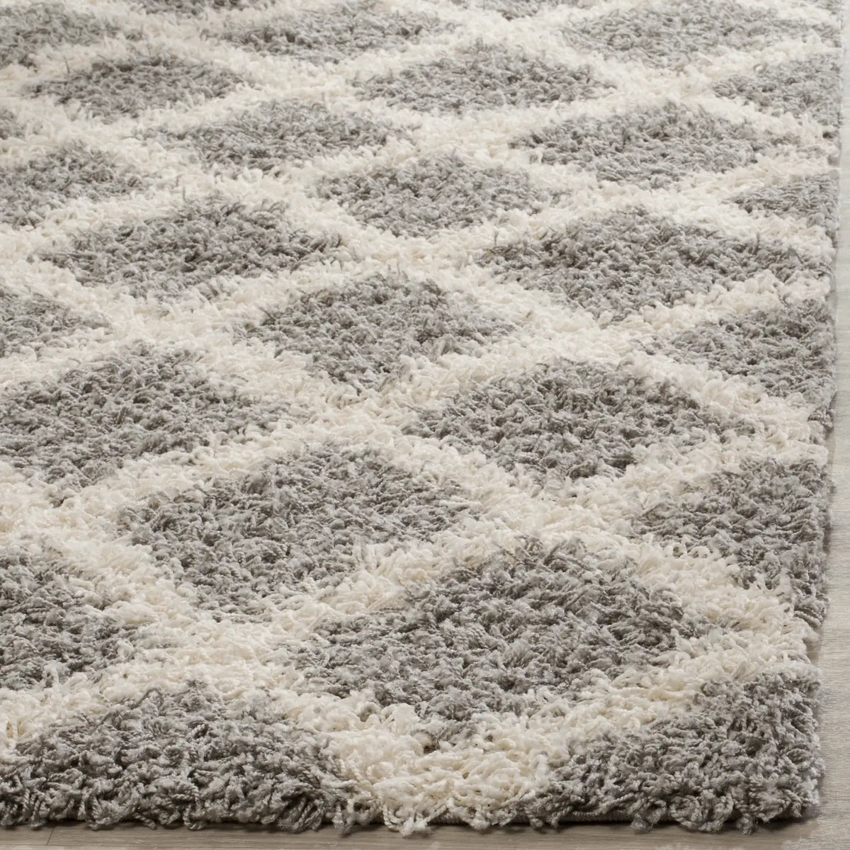 Safavieh Sgd-Dallas Shag 4'-0" x 6'-0" Rug in Grey / Ivory