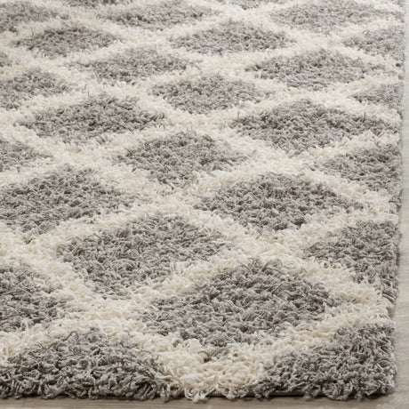 Safavieh Sgd-Dallas Shag 4'-0" x 6'-0" Rug in Grey / Ivory