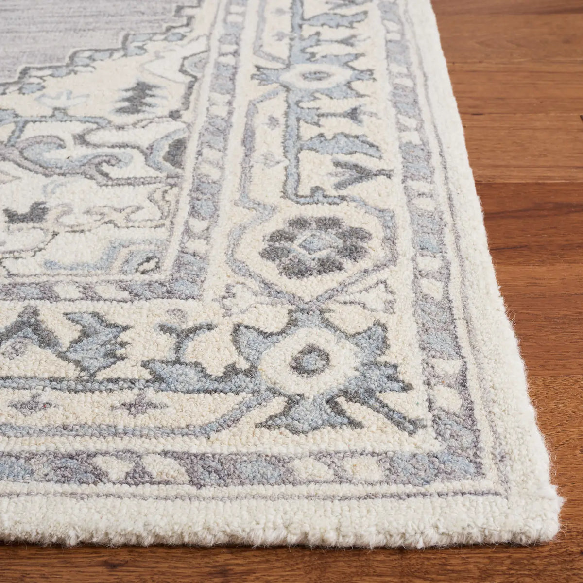Safavieh Metro 4'-0" x 6'-0" Rug in Grey / Ivory