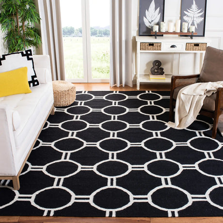Safavieh Dhurries 6'-0" x 9'-0" Rug in Black / Ivory