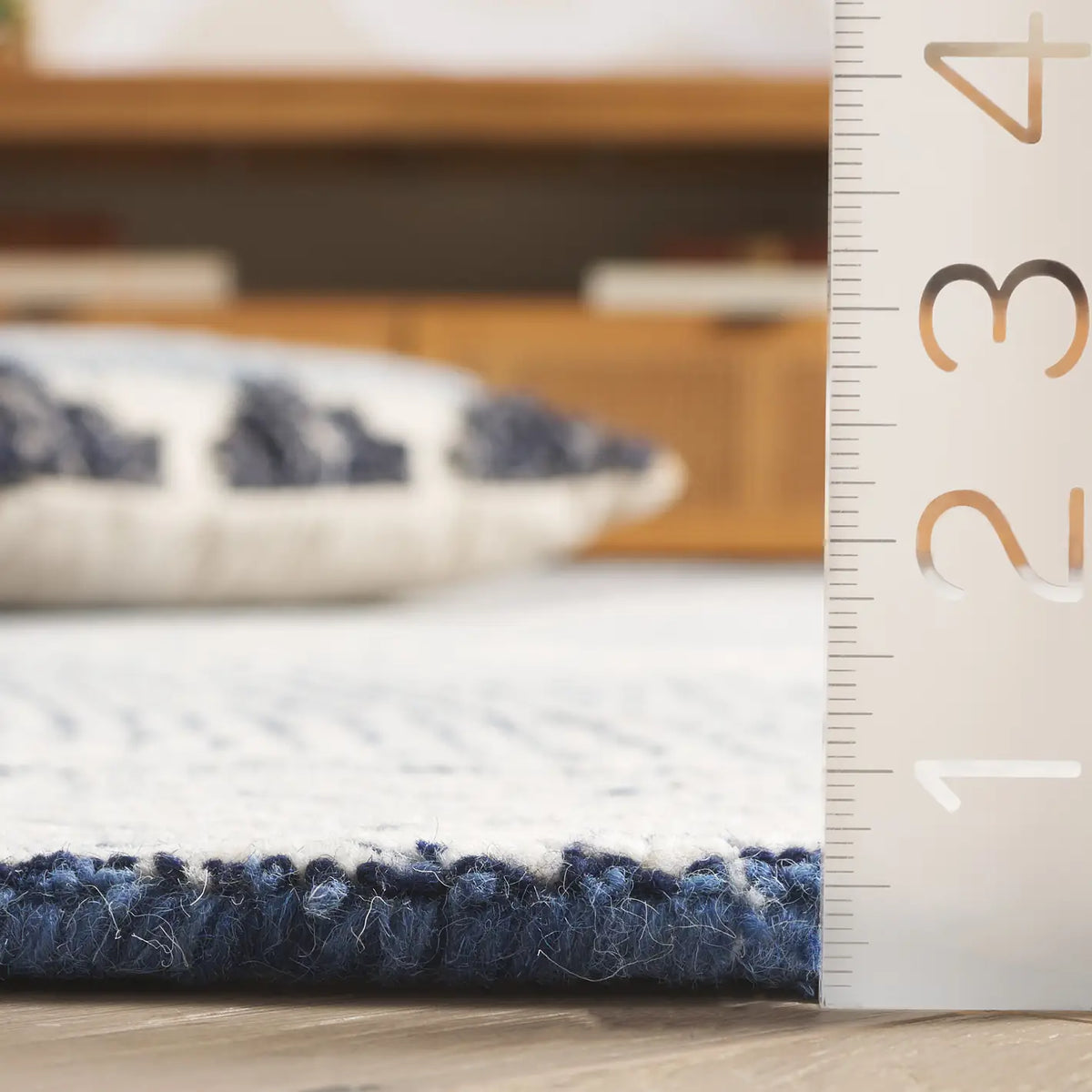Safavieh Metro 4'-0" x 6'-0" Rug in Navy / Ivory