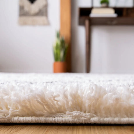 Safavieh Moroccan Fringe Shag 4'-0" x 6'-0" Rug in Ivory / Grey