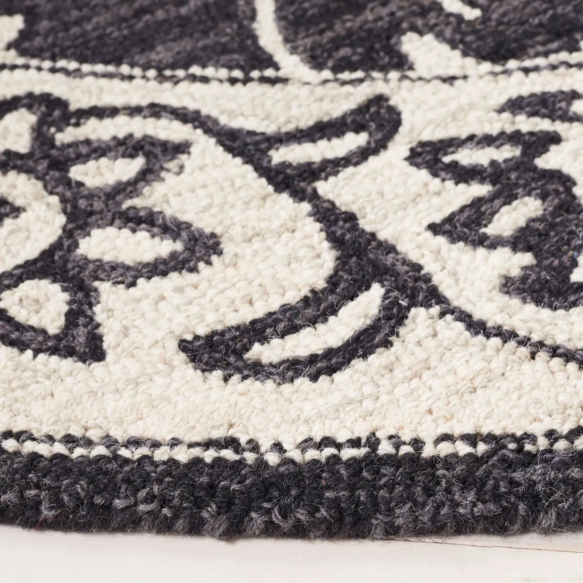 Safavieh Jardin 6'-0" x 6'-0" Rug in Black / Ivory