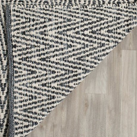 Safavieh Montauk 5'-0" x 7'-0" Rug in Ivory / Dark Grey