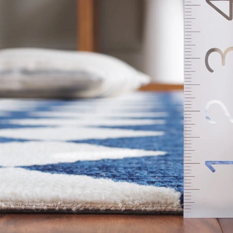 Safavieh Ebony 4'-0" x 6'-0" Rug in Navy / Ivory
