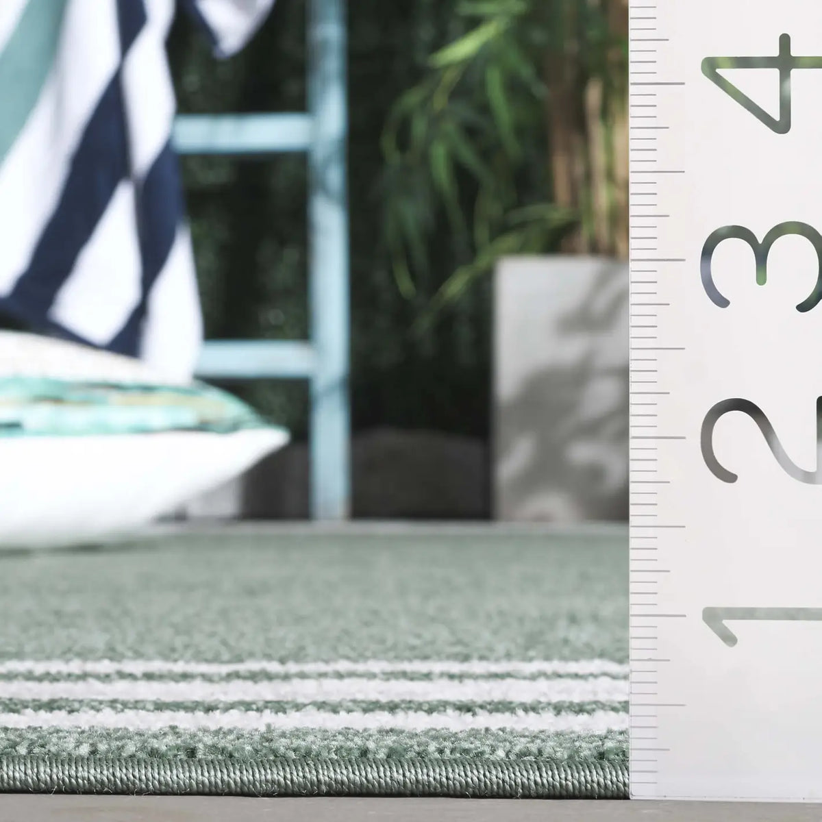 Safavieh Cabana 4'-0" x 6'-0" Rug in Green / Ivory