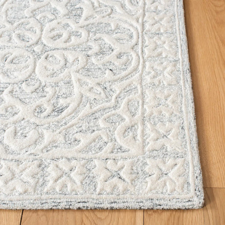 Safavieh Metro 4'-0" x 6'-0" Rug in Silver / Ivory