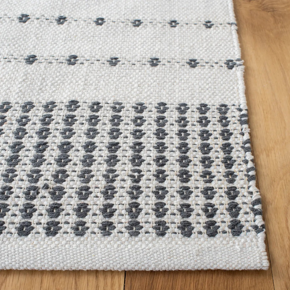 Safavieh Montauk 4'-0" x 6'-0" Rug in Grey / Ivory