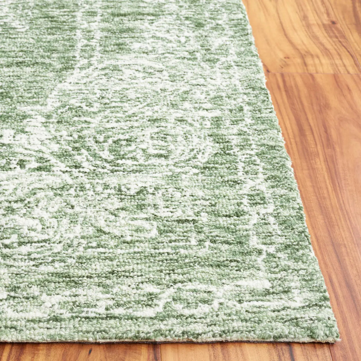 Safavieh Metro 4'-0" x 6'-0" Rug in Green / Ivory