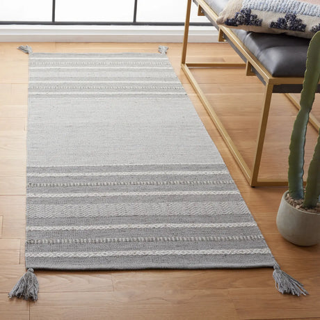 Safavieh Montauk 2'-6" x 6'-0" Rug in Grey / Ivory