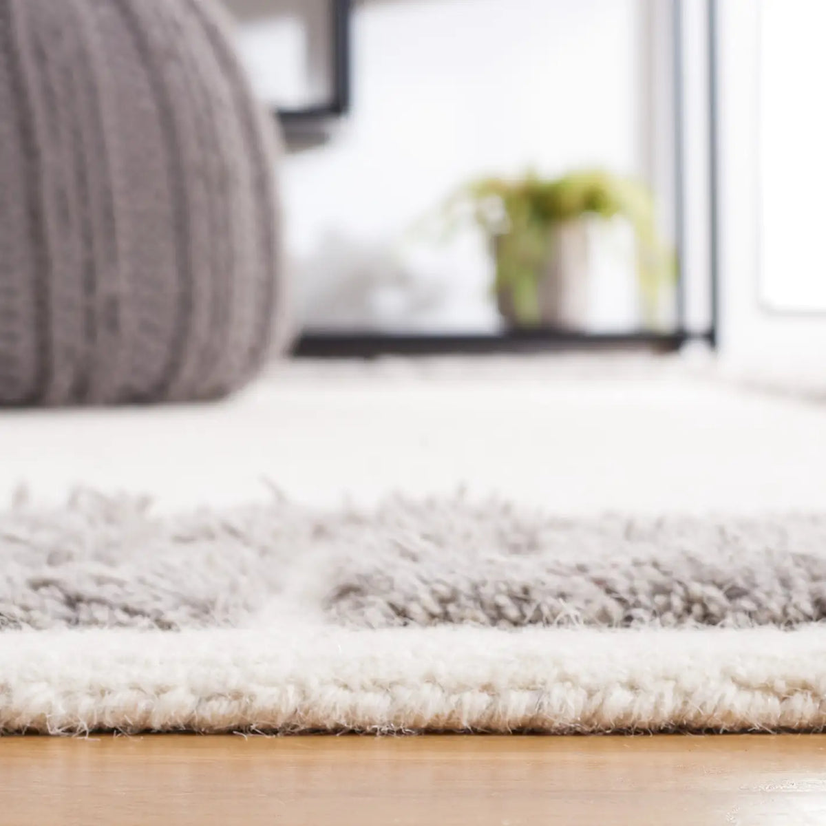 Safavieh Metro 4'-0" x 6'-0" Rug in Ivory / Grey