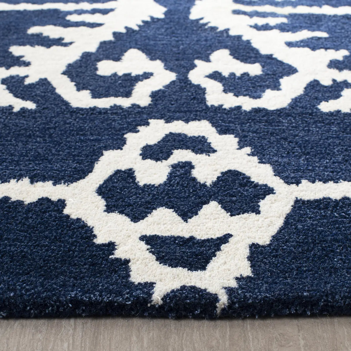 Safavieh Wyndham 4'-0" x 6'-0" Rug in Royal Blue / Ivory