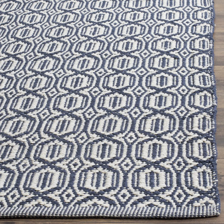 Safavieh Montauk 6'-0" x 9'-0" Rug in Ivory / Navy