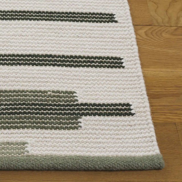 Safavieh Kenya 4'-0" x 6'-0" Rug in Sage / Ivory